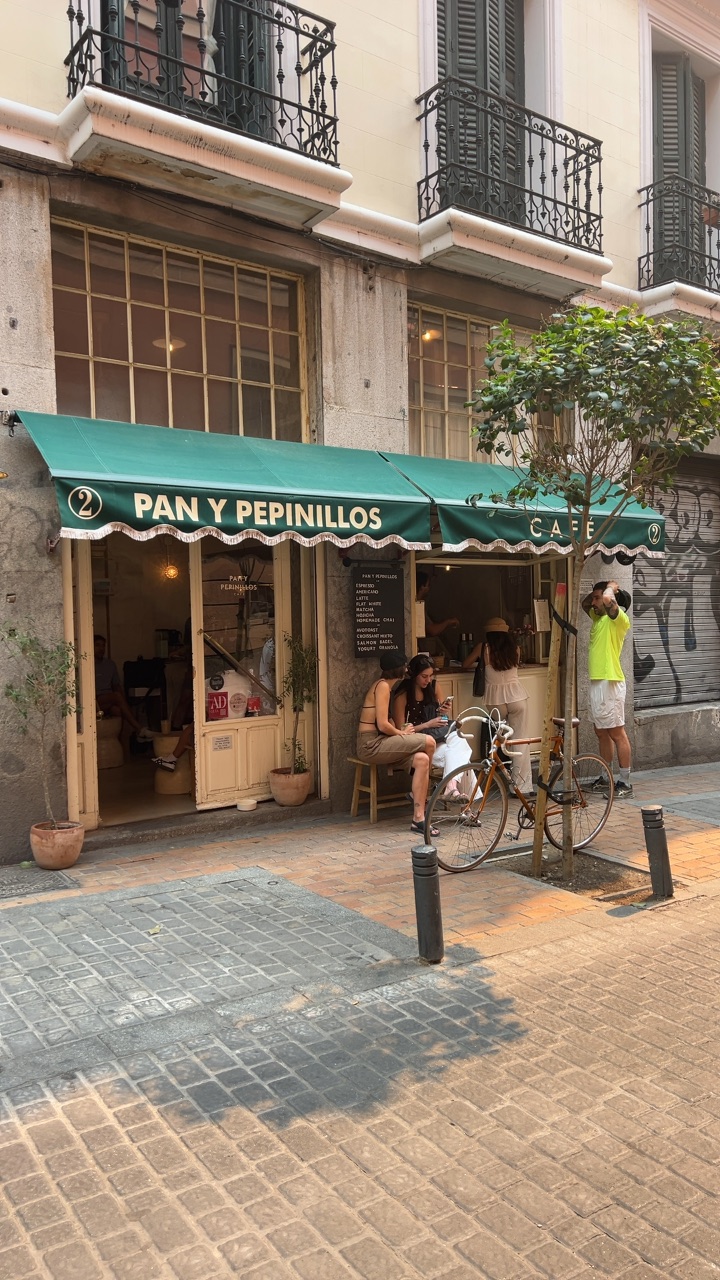 Pan y Pepinillos Café